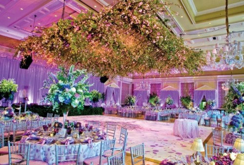 suspension plafond salle de reception mariage fleurs roses et violettes plantes grimpante